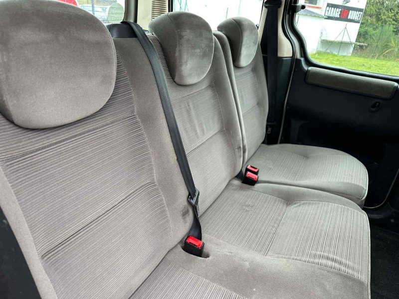 CITROEN BERLINGO 2005. Le service de préparation véhicule Auto Dakar personnalise votre automobile selon vos préférences avec équipements spécifiques et accessoires haut de gamme. Notre atelier de customisation transforme votre véhicule en exemplaire unique parfaitement adapté à vos besoins.