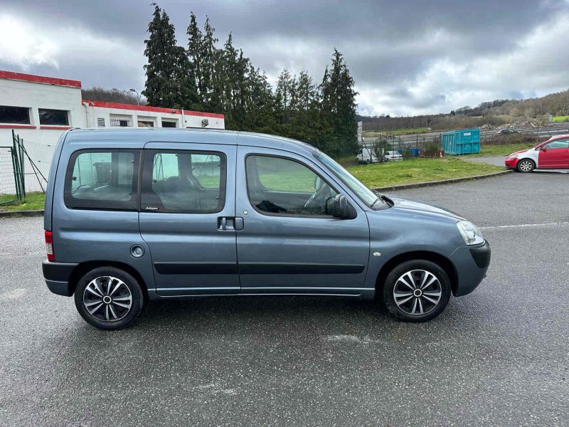 CITROEN BERLINGO 2006. Le département import-export d'Auto Dakar facilite l'acquisition de véhicules spécifiques en provenance directe des constructeurs internationaux. Notre expertise douanière et logistique vous garantit une importation sécurisée avec toutes les conformités réglementaires requises.