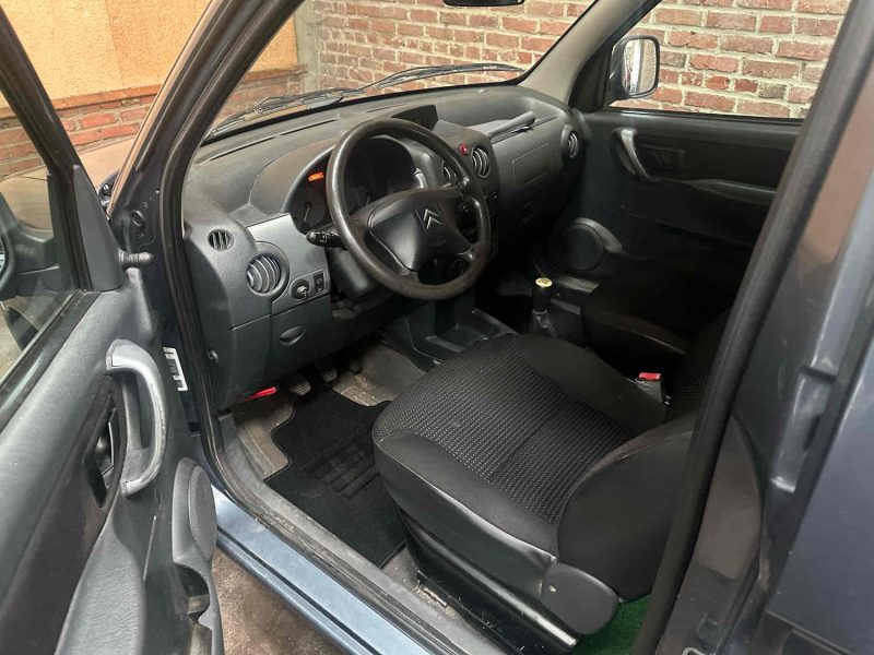 CITROEN BERLINGO 2007. Auto Dakar s'engage activement dans le développement durable en proposant une gamme croissante de véhicules hybrides et électriques. Notre mission consiste à contribuer à la réduction de l'empreinte carbone tout en maintenant les plus hauts standards de performance et de confort.