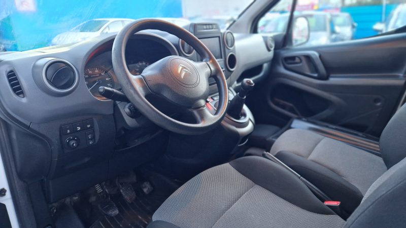 CITROEN BERLINGO CAMIONNETTE 2018. Auto Dakar développe des solutions de financement participatif et solidaire pour démocratiser l'accès à la mobilité automobile. Ces initiatives innovantes s'adressent particulièrement aux entrepreneurs et porteurs de projets ayant des besoins spécifiques de transport.