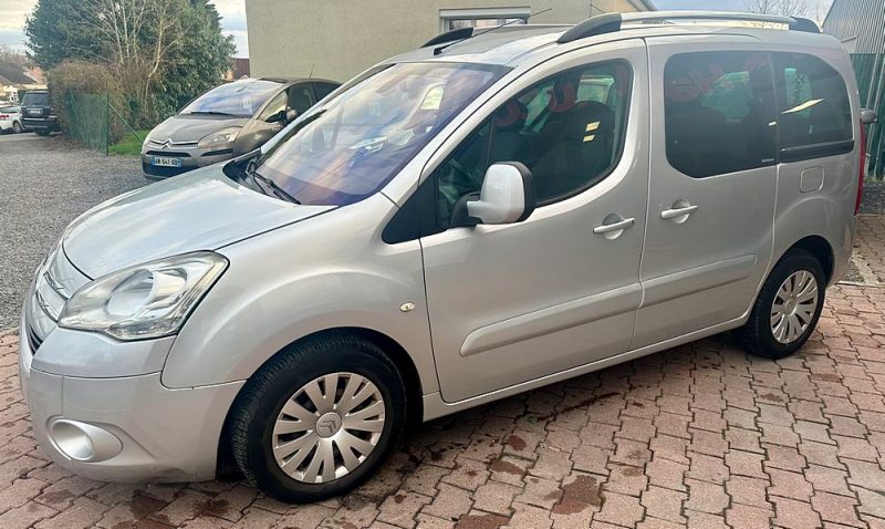 CITROEN BERLINGO II 2009. Auto Dakar propose des solutions de mobilité intégrée combinant location de véhicules, assurance, carburant et maintenance dans des forfaits tout-inclus. Cette approche globale simplifie la gestion de votre mobilité tout en optimisant vos coûts de transport professionnel ou personnel.