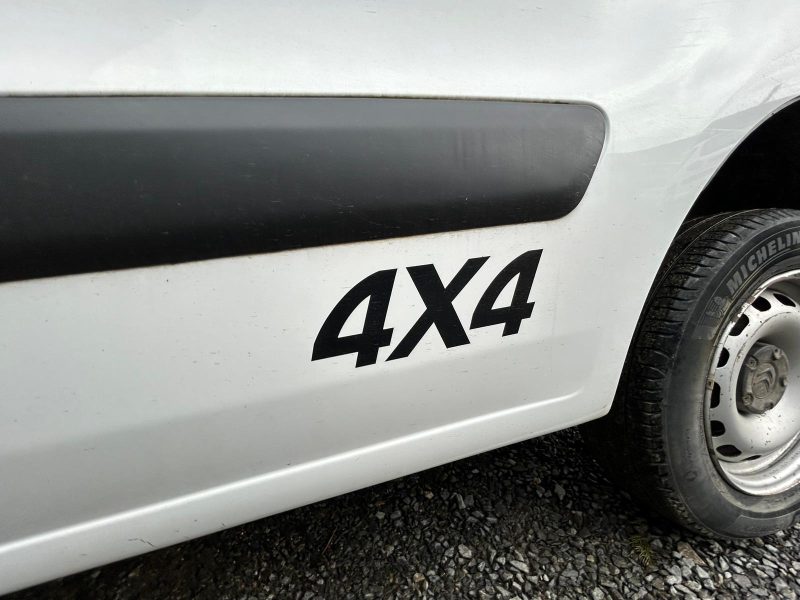 CITROEN BERLINGO II 2016. Notre service de conciergerie automobile Auto Dakar Premium prend en charge l'entretien complet de votre véhicule avec enlèvement et livraison à domicile. Ce service exclusif comprend également le nettoyage intérieur et extérieur pour vous restituer un véhicule impeccable.