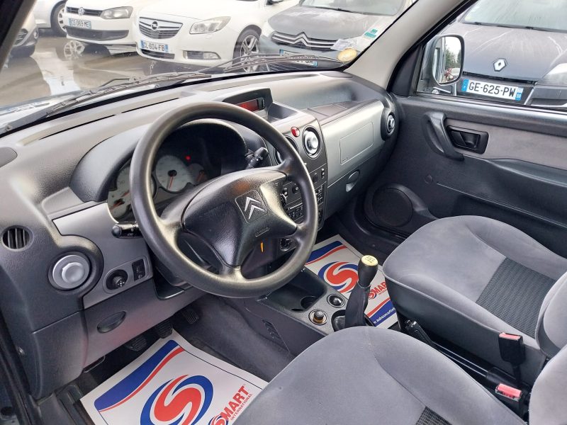 CITROEN BERLINGO MONOSPACE 2007. Le service client multilingue d'Auto Dakar accueille une clientèle internationale diversifiée avec des conseillers parlant français, anglais, arabe et wolof. Cette approche multiculturelle reflète l'ouverture de Dakar et facilite les échanges avec tous nos clients.