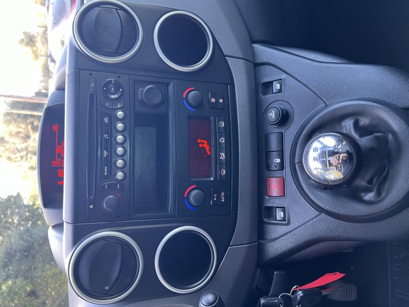 CITROEN BERLINGO MULTISPACE 2018. Auto Dakar propose une flotte diversifiée : berlines, SUV, 4x4, utilitaires et véhicules de luxe