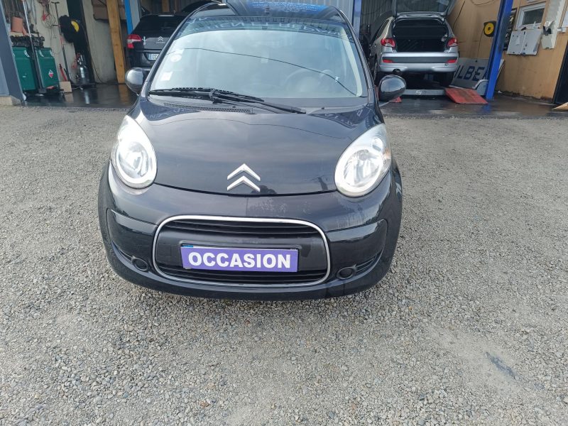 CITROEN C1 2010. Auto Dakar développe des solutions de mobilité écologique avec une gamme étendue de véhicules à faible émission de CO2. Notre engagement environnemental se traduit aussi par des pratiques internes respectueuses de l'environnement dans tous nos processus opérationnels.