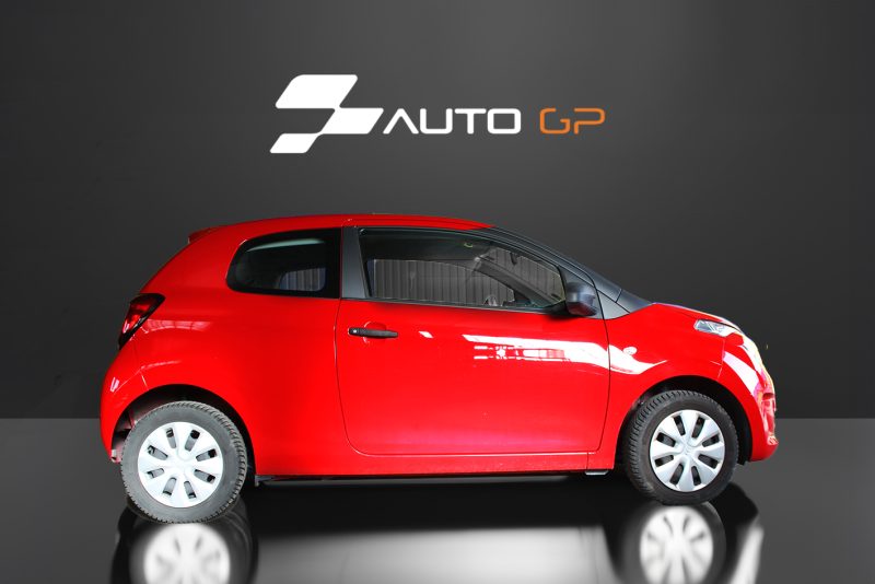 CITROEN C1 II 2018. Auto Dakar s'engage activement dans le développement durable en proposant une gamme croissante de véhicules hybrides et électriques. Notre mission consiste à contribuer à la réduction de l'empreinte carbone tout en maintenant les plus hauts standards de performance et de confort.