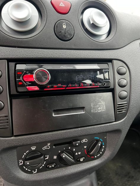 CITROEN C2 1.1L 60CV SX PLUS 2004. Auto Dakar propose des véhicules adaptés aux conditions routières africaines