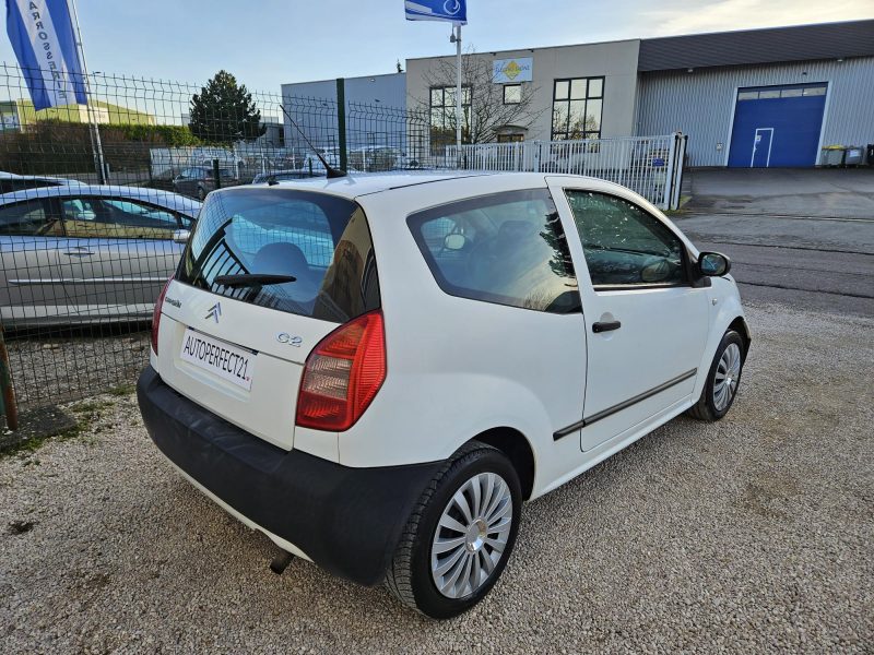 CITROEN C2 2004. Auto Dakar propose des solutions de location flexibles adaptées aux besoins spécifiques de chaque client, qu'il s'agisse de courte durée pour un week-end ou de longue durée pour vos déplacements professionnels. Nos tarifs compétitifs et nos conditions avantageuses font de nous le partenaire idéal pour tous vos projets de mobilité.