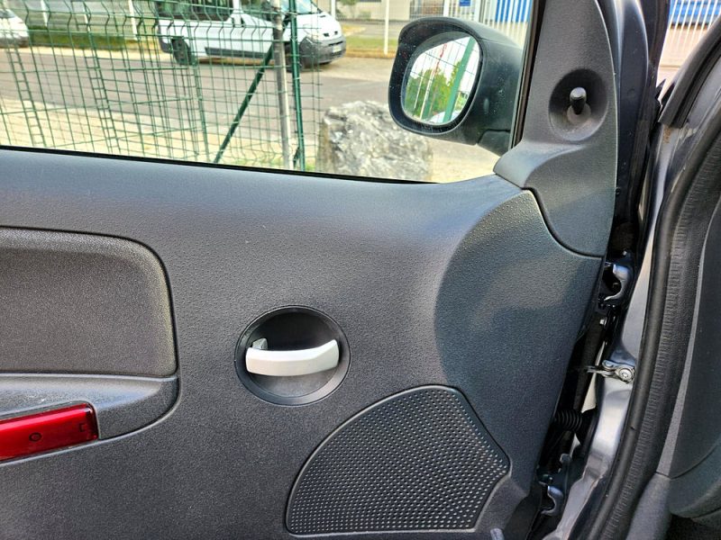 CITROEN C2 2008. Auto Dakar propose un service de reprise de votre ancien véhicule à sa juste valeur marchande avec expertise gratuite et transparente. Cette évaluation professionnelle facilite le financement de votre nouveau véhicule en optimisant votre apport personnel.