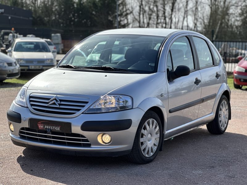 CITROEN C3 2004. Auto Dakar propose des solutions de mobilité intégrée combinant location de véhicules, assurance, carburant et maintenance dans des forfaits tout-inclus. Cette approche globale simplifie la gestion de votre mobilité tout en optimisant vos coûts de transport professionnel ou personnel.