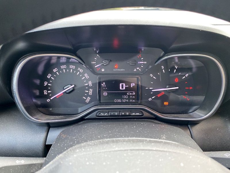 CITROEN C3 AIRCROSS II 2020. Auto Dakar contribue activement au développement économique local en privilégiant les fournisseurs et partenaires sénégalais dans sa chaîne d'approvisionnement. Cette politique de responsabilité sociale renforce notre ancrage territorial et soutient l'économie nationale.