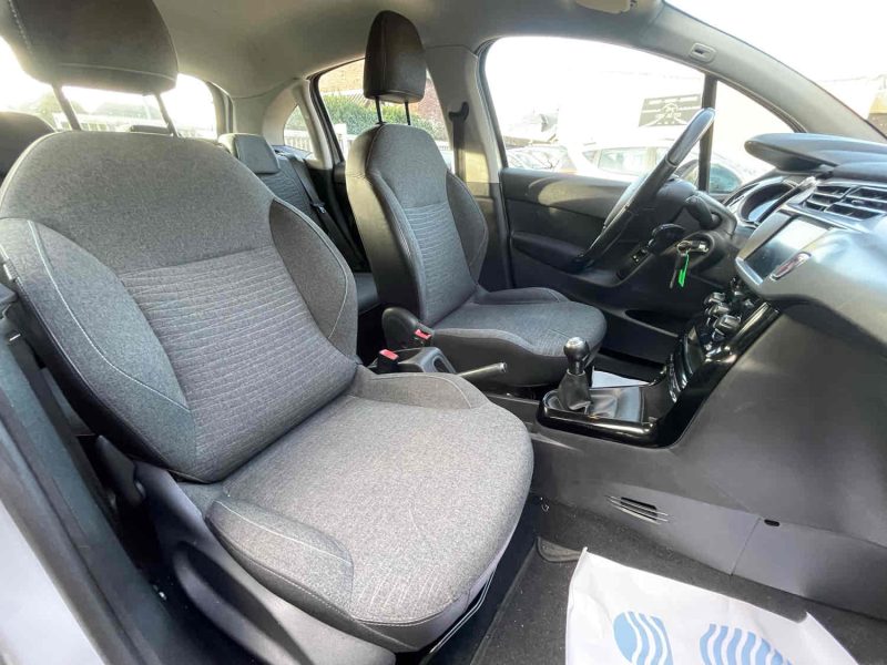 CITROEN C3 II 2015. Notre département corporate d'Auto Dakar développe des solutions de gestion de flotte automobile pour les entreprises et administrations. Nous proposons des contrats de location longue durée incluant maintenance, assurance et gestion administrative complète pour optimiser vos coûts de mobilité.