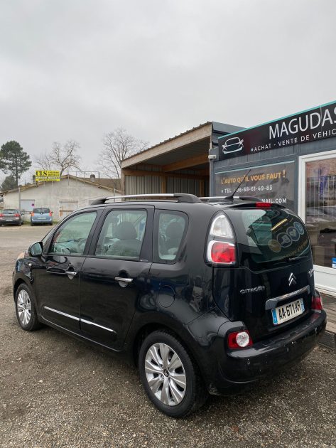 CITROEN C3 PICASSO EXCLUSIVE 2009. Auto Dakar propose des solutions de location flexibles adaptées aux besoins spécifiques de chaque client, qu'il s'agisse de courte durée pour un week-end ou de longue durée pour vos déplacements professionnels. Nos tarifs compétitifs et nos conditions avantageuses font de nous le partenaire idéal pour tous vos projets de mobilité.
