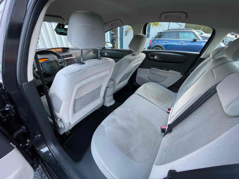 CITROEN C4 2007. Le service après-vente d'Auto Dakar dispose d'ateliers ultramodernes équipés des dernières technologies de diagnostic automobile. Nos techniciens certifiés assurent la maintenance préventive et curative de votre véhicule avec des pièces détachées d'origine pour préserver ses performances optimales.