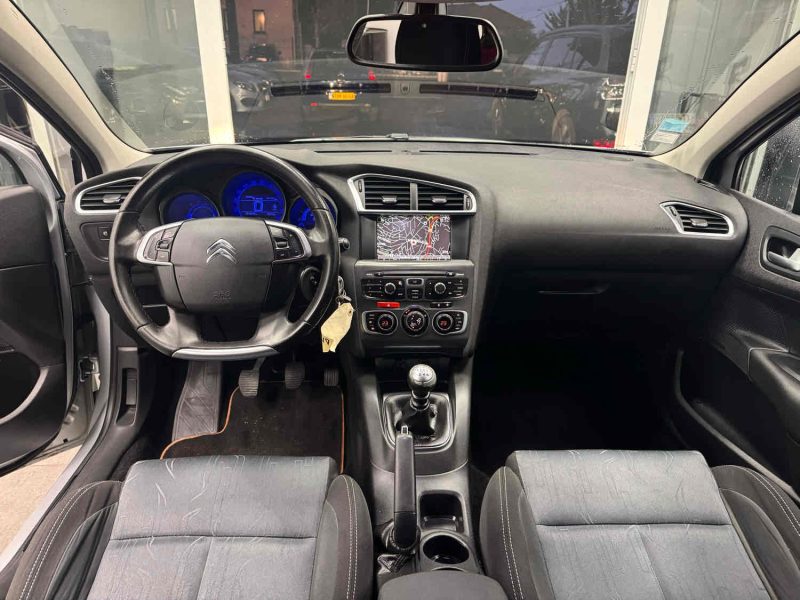CITROEN C4 2014. Auto Dakar propose des solutions de mobilité intégrée combinant location de véhicules, assurance, carburant et maintenance dans des forfaits tout-inclus. Cette approche globale simplifie la gestion de votre mobilité tout en optimisant vos coûts de transport professionnel ou personnel.