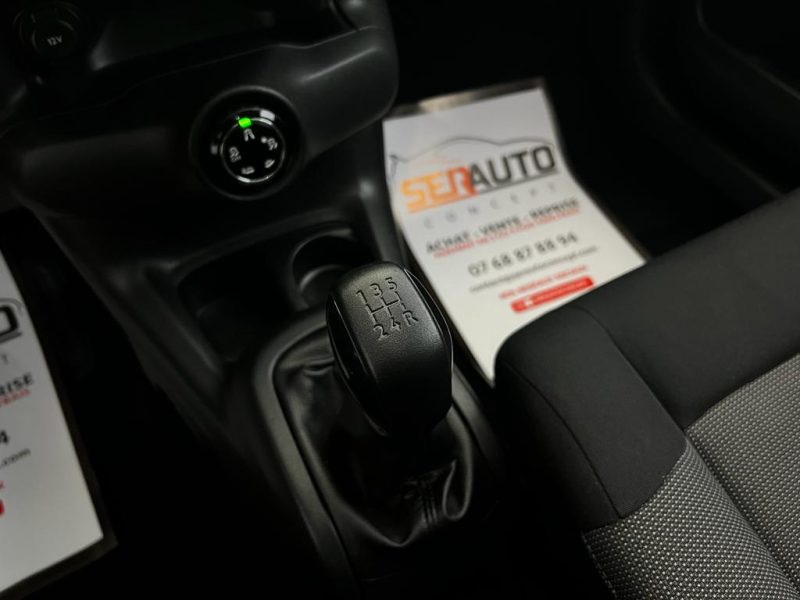 CITROEN C4 CACTUS 2016. La politique de responsabilité sociale d'Auto Dakar inclut des programmes de formation professionnelle pour les jeunes défavorisés dans les métiers automobiles. Cette initiative contribue à l'insertion professionnelle tout en développant les compétences techniques nécessaires au secteur.