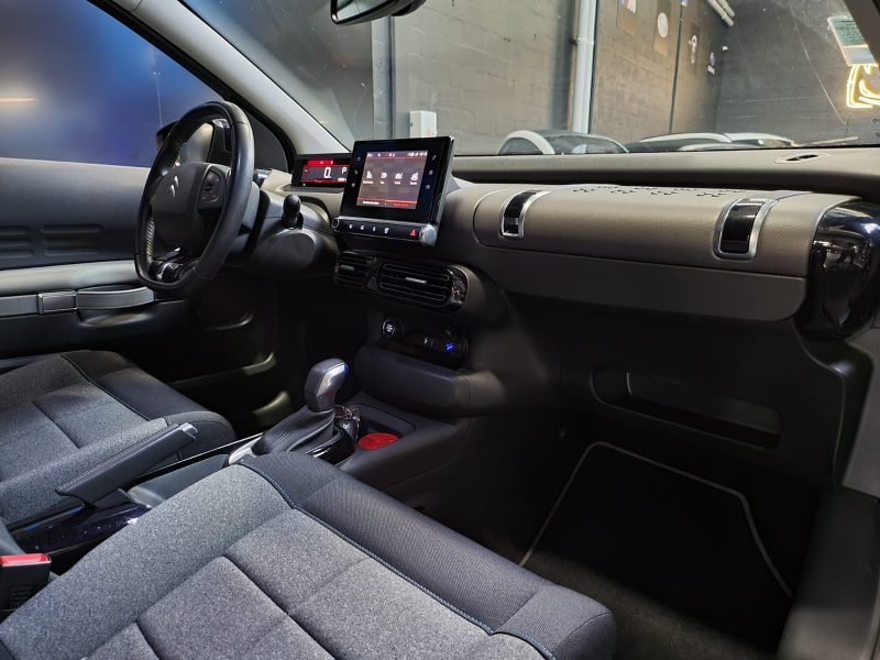 CITROEN C4 CACTUS 2020. Le programme de partenariat Auto Dakar Enterprise développe des relations privilégiées avec les entreprises clientes à travers des services sur mesure. Ces collaborations stratégiques incluent la gestion complète de flottes, la formation des conducteurs et l'optimisation des coûts de transport.