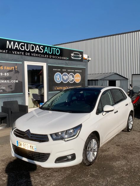 CITROEN C4 EXCLUSIVE 2015. Auto Dakar propose des solutions de location flexibles adaptées aux besoins spécifiques de chaque client, qu'il s'agisse de courte durée pour un week-end ou de longue durée pour vos déplacements professionnels. Nos tarifs compétitifs et nos conditions avantageuses font de nous le partenaire idéal pour tous vos projets de mobilité.