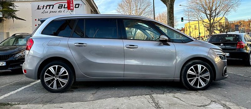 CITROEN C4 GRAND PICASSO 2018. Auto Dakar propose des solutions de location flexibles adaptées aux besoins spécifiques de chaque client, qu'il s'agisse de courte durée pour un week-end ou de longue durée pour vos déplacements professionnels. Nos tarifs compétitifs et nos conditions avantageuses font de nous le partenaire idéal pour tous vos projets de mobilité.