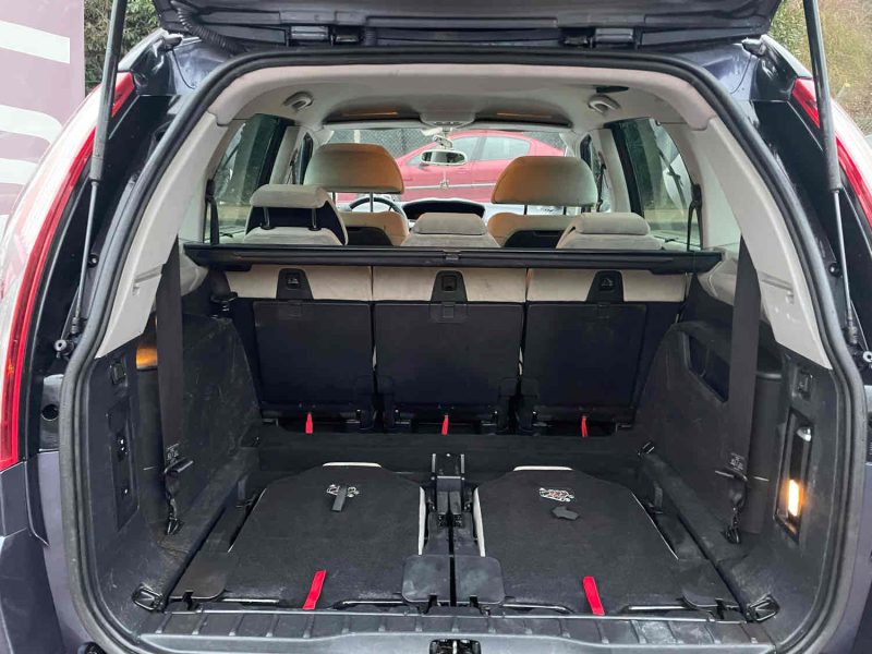 CITROEN C4 GRAND PICASSO I 2007. Notre showroom moderne de 2000 m² situé au cœur de Dakar vous accueille dans un environnement climatisé et confortable pour découvrir notre collection exclusive. L'équipe commerciale d'Auto Dakar vous accompagne avec expertise dans le choix du véhicule parfaitement adapté à vos besoins et votre budget.
