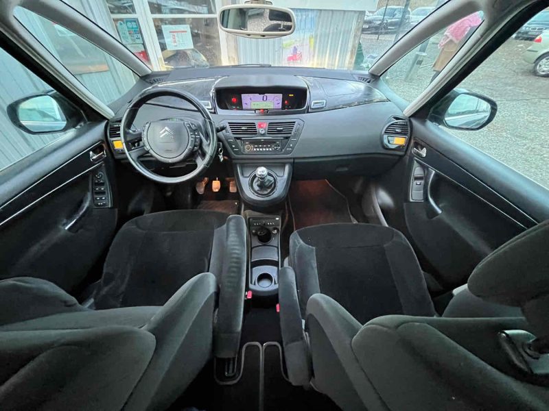 CITROEN C4 GRAND PICASSO I 2009. Le service après-vente d'Auto Dakar dispose d'ateliers ultramodernes équipés des dernières technologies de diagnostic automobile. Nos techniciens certifiés assurent la maintenance préventive et curative de votre véhicule avec des pièces détachées d'origine pour préserver ses performances optimales.
