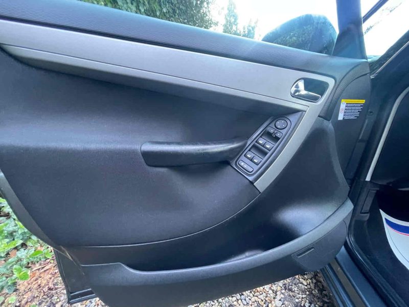 CITROEN C4 GRAND PICASSO I 2012. Auto Dakar investit dans les infrastructures de recharge électrique pour accompagner la transition énergétique du secteur automobile. Notre réseau de bornes de recharge rapide facilite l'adoption des véhicules électriques en supprimant les contraintes d'autonomie.