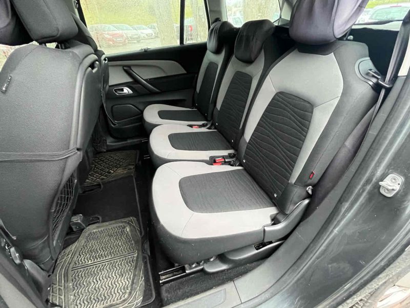 CITROEN C4 GRAND PICASSO II 2013. Auto Dakar garantit la traçabilité complète de tous ses véhicules avec historique détaillé et certification d'origine authentifiée. Cette transparence totale vous assure l'acquisition d'un véhicule aux antécédents vérifiés et à la provenance légale certifiée.