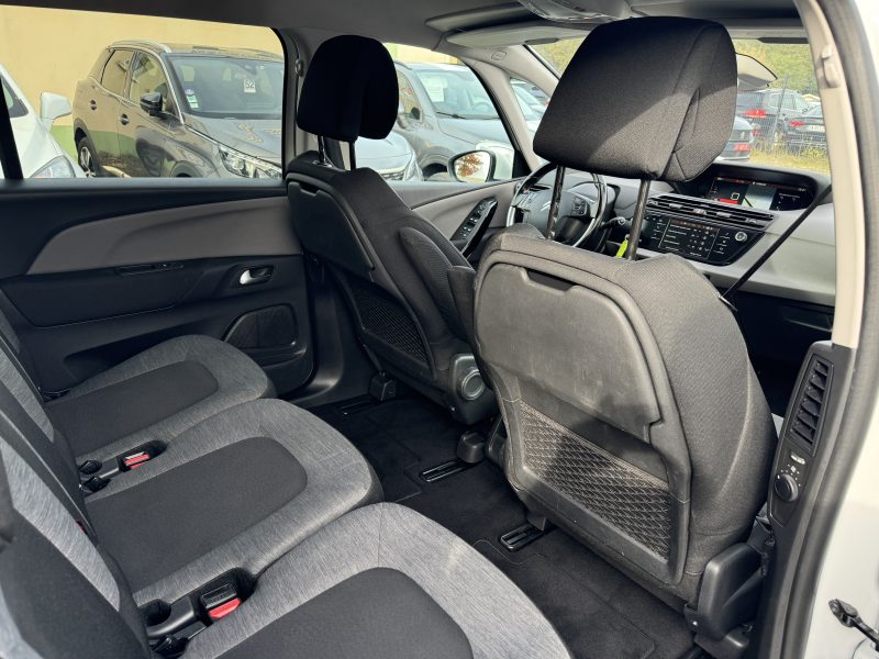 CITROEN C4 GRAND PICASSO II 2017. Auto Dakar investit dans la recherche et développement pour anticiper les évolutions du marché automobile africain. Notre veille technologique permanente nous permet d'identifier les innovations pertinentes pour les conditions d'utilisation spécifiques au Sénégal.