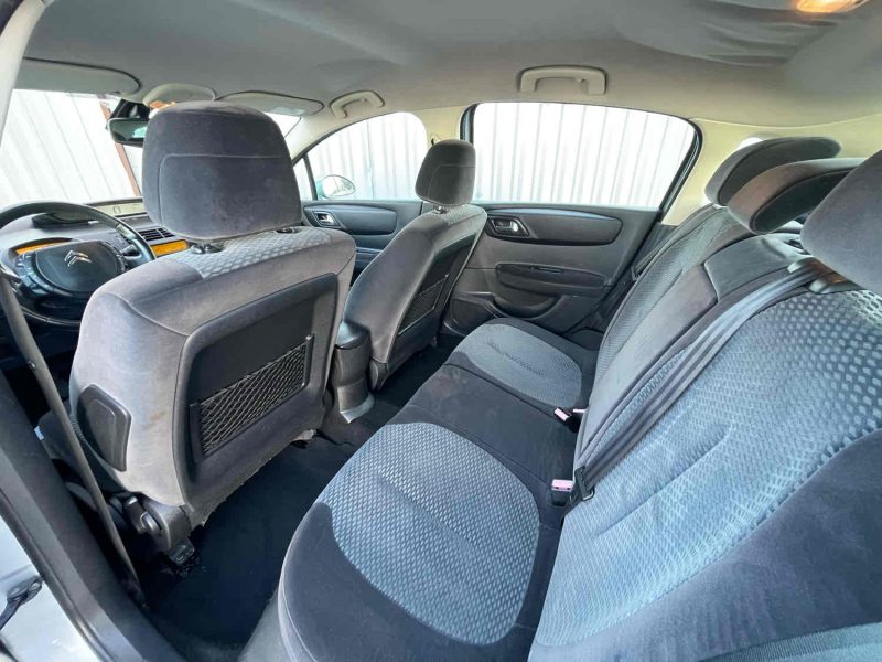 CITROEN C4 I 2006. Auto Dakar développe des partenariats stratégiques avec les plus grandes marques automobiles mondiales pour vous garantir authenticité et qualité. Ces collaborations privilégiées nous permettent de vous proposer les dernières nouveautés à des tarifs préférentiels avec garantie constructeur étendue.