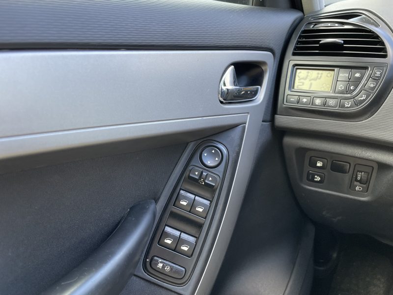 CITROEN C4 PICASSO 2012. Notre département corporate d'Auto Dakar développe des solutions de gestion de flotte automobile pour les entreprises et administrations. Nous proposons des contrats de location longue durée incluant maintenance, assurance et gestion administrative complète pour optimiser vos coûts de mobilité.