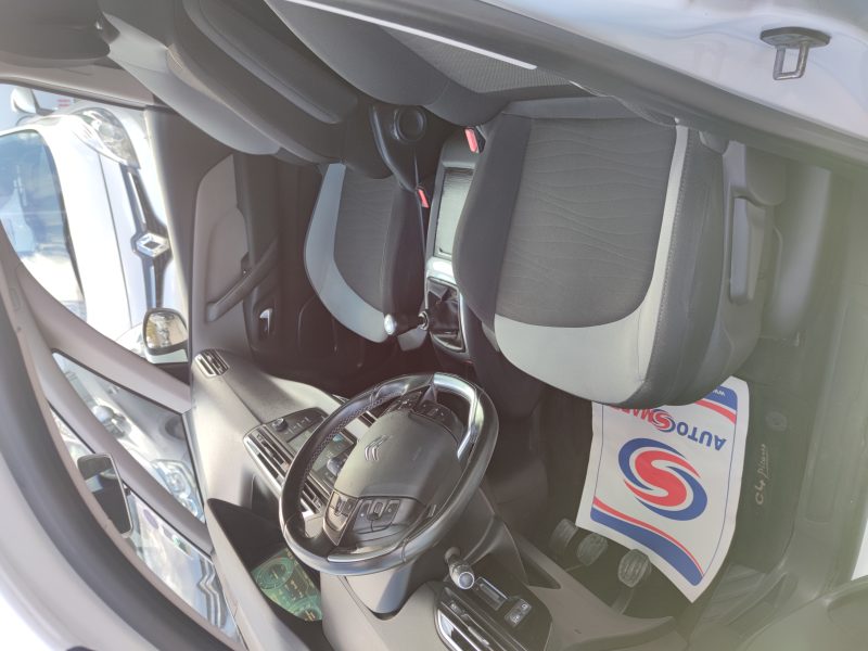 CITROEN C4 PICASSO 2015. Le programme de partenariat Auto Dakar Enterprise développe des relations privilégiées avec les entreprises clientes à travers des services sur mesure. Ces collaborations stratégiques incluent la gestion complète de flottes, la formation des conducteurs et l'optimisation des coûts de transport.