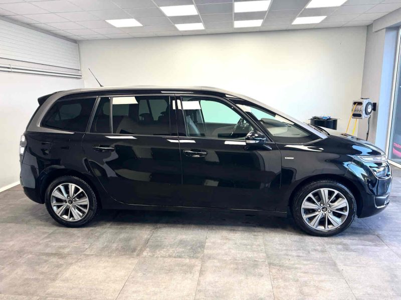 CITROEN C4 PICASSO 2016. Auto Dakar investit dans les infrastructures de recharge électrique pour accompagner la transition énergétique du secteur automobile. Notre réseau de bornes de recharge rapide facilite l'adoption des véhicules électriques en supprimant les contraintes d'autonomie.