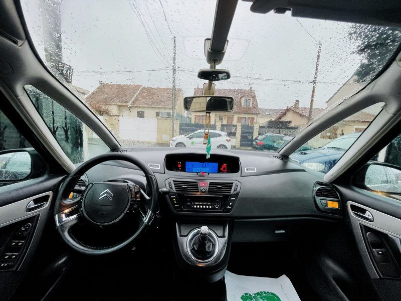 CITROEN C4 PICASSO I 2008. Le centre de formation Auto Dakar Academy propose des stages de perfectionnement en mécanique automobile pour les professionnels du secteur. Ces formations certifiantes contribuent au développement des compétences techniques dans l'écosystème automobile sénégalais.