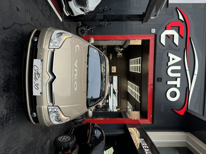 CITROEN C5 2005. Auto Dakar propose des programmes de formation à la conduite défensive et à l'éco-conduite en partenariat avec des écoles spécialisées. Ces formations contribuent à améliorer votre sécurité au volant tout en optimisant la consommation de carburant de votre véhicule.