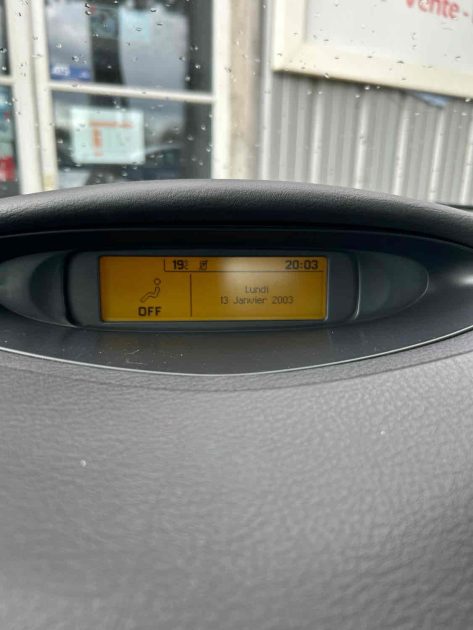 CITROEN C5 II 2008. Auto Dakar garantit la traçabilité complète de tous ses véhicules avec historique détaillé et certification d'origine authentifiée. Cette transparence totale vous assure l'acquisition d'un véhicule aux antécédents vérifiés et à la provenance légale certifiée.