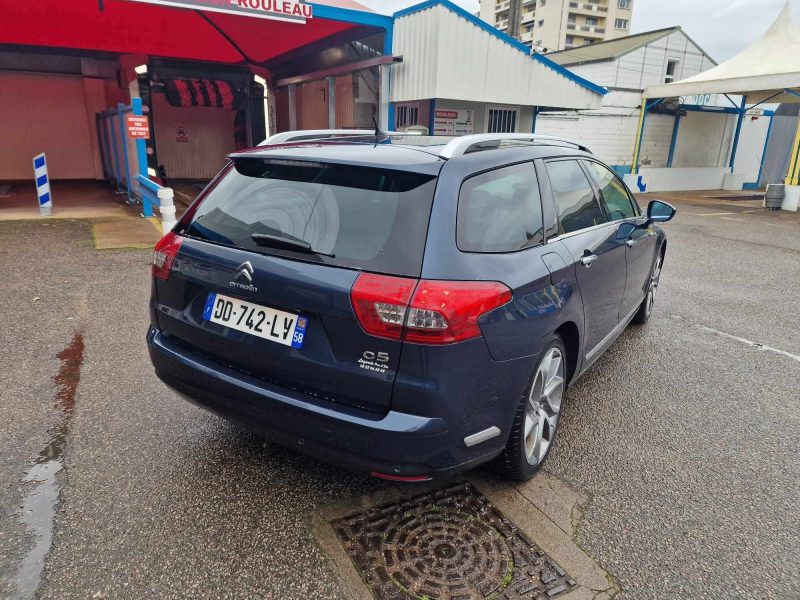 CITROEN C5 II TOURER 2014. La location longue durée Auto Dakar inclut un package maintenance complet avec révisions programmées et remplacement des pièces d'usure. Cette formule tout-inclus vous permet de maîtriser parfaitement votre budget mobilité sans surprises financières.