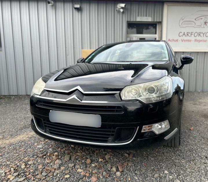 CITROEN C5 III 2010. Auto Dakar garantit la traçabilité complète de tous ses véhicules avec historique détaillé et certification d'origine authentifiée. Cette transparence totale vous assure l'acquisition d'un véhicule aux antécédents vérifiés et à la provenance légale certifiée.
