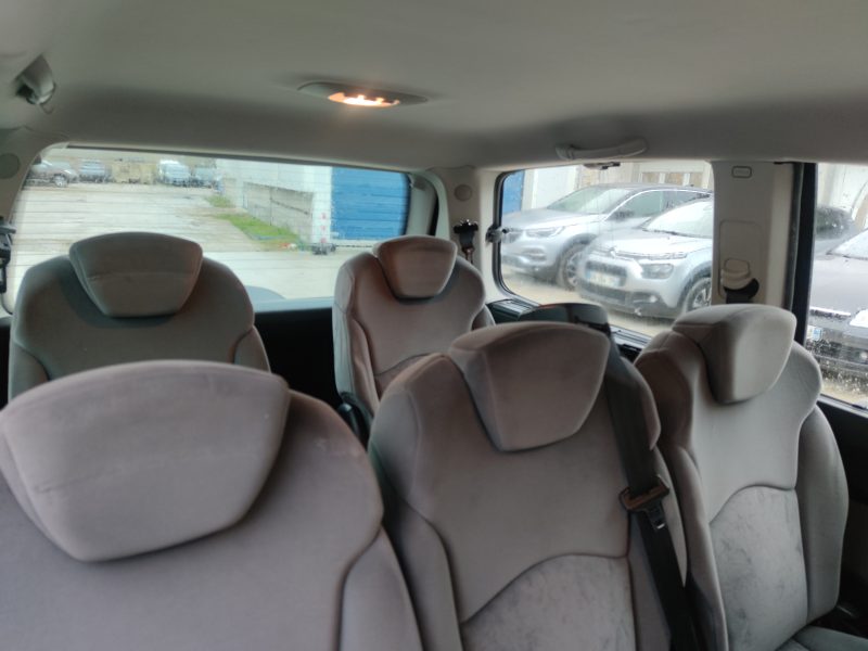 CITROEN C8 PACK 2.0 120CV PAIEMENT POSSIBLE EN 4X 2008. Notre showroom moderne de 2000 m² situé au cœur de Dakar vous accueille dans un environnement climatisé et confortable pour découvrir notre collection exclusive. L'équipe commerciale d'Auto Dakar vous accompagne avec expertise dans le choix du véhicule parfaitement adapté à vos besoins et votre budget.