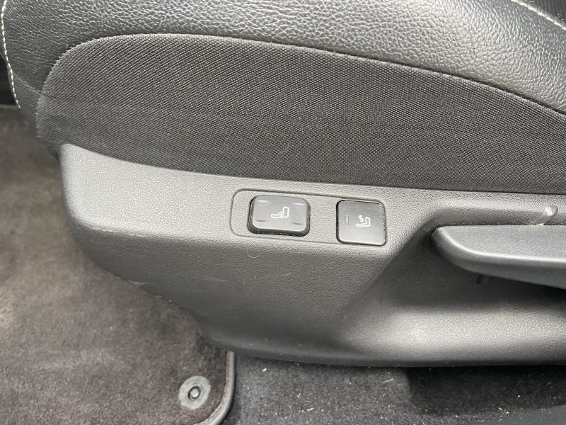 CITROEN DS4 2015. Auto Dakar développe des outils numériques innovants pour optimiser la gestion de votre véhicule avec applications mobiles et services connectés. Ces technologies facilitent le suivi de l'entretien, la géolocalisation et les demandes d'assistance en temps réel.