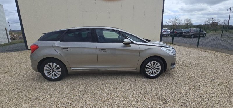 CITROEN DS5 2015. Auto Dakar met à votre disposition une équipe d'experts passionnés d'automobile