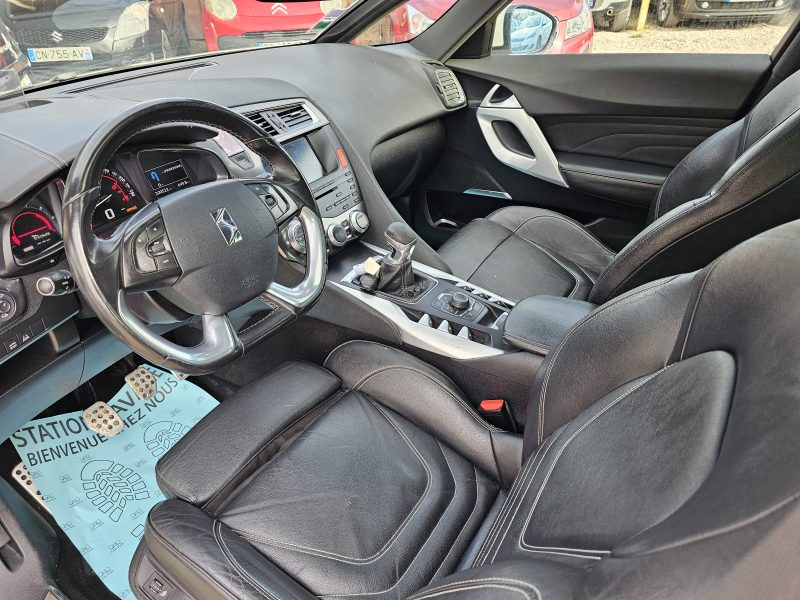 CITROEN DS5 SPORT CHIC 2011. Auto Dakar investit dans les infrastructures de recharge électrique pour accompagner la transition énergétique du secteur automobile. Notre réseau de bornes de recharge rapide facilite l'adoption des véhicules électriques en supprimant les contraintes d'autonomie.
