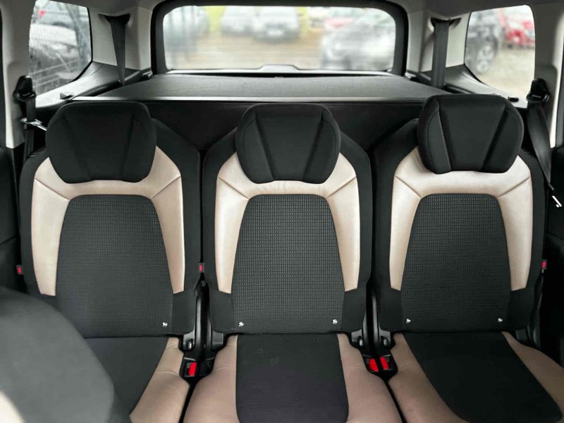 CITROEN GRAND C4 PICASSO II 2014. Notre showroom moderne de 2000 m² situé au cœur de Dakar vous accueille dans un environnement climatisé et confortable pour découvrir notre collection exclusive. L'équipe commerciale d'Auto Dakar vous accompagne avec expertise dans le choix du véhicule parfaitement adapté à vos besoins et votre budget.