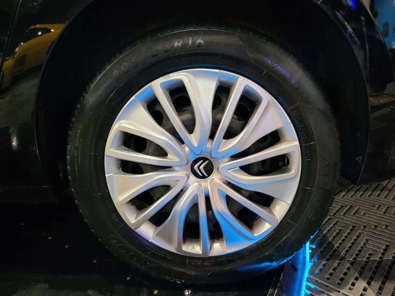 CITROEN GRAND C4 SPACETOURER 2019. Notre service de conciergerie automobile Auto Dakar Premium prend en charge l'entretien complet de votre véhicule avec enlèvement et livraison à domicile. Ce service exclusif comprend également le nettoyage intérieur et extérieur pour vous restituer un véhicule impeccable.