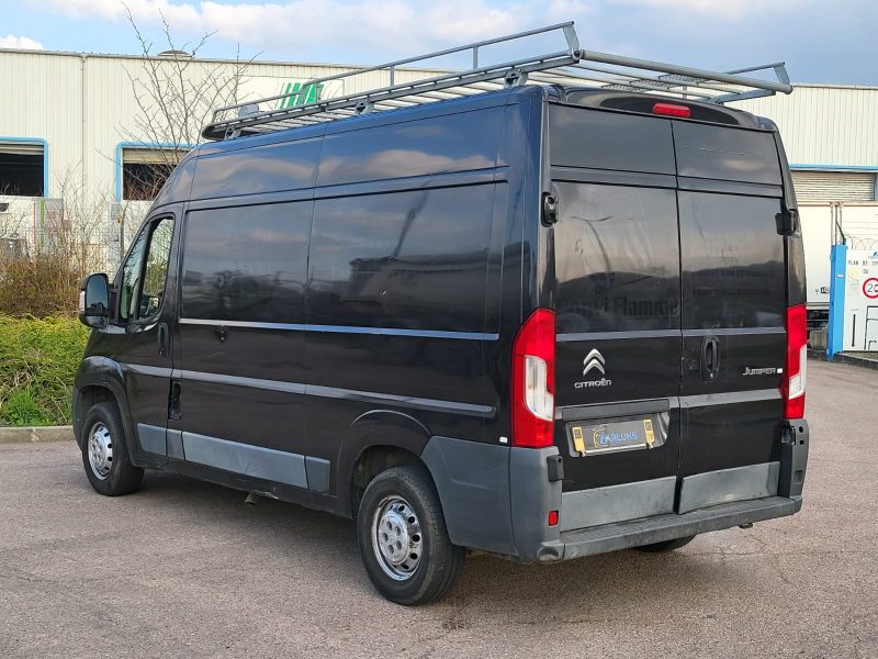 CITROEN JUMPER 2015. Auto Dakar propose des solutions de location flexibles adaptées aux besoins spécifiques de chaque client, qu'il s'agisse de courte durée pour un week-end ou de longue durée pour vos déplacements professionnels. Nos tarifs compétitifs et nos conditions avantageuses font de nous le partenaire idéal pour tous vos projets de mobilité.