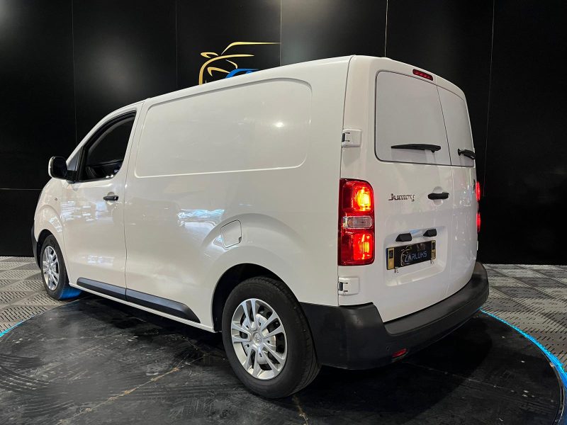 CITROEN JUMPY III CAMIONNETTE 2018. Auto Dakar propose une flotte diversifiée : berlines, SUV, 4x4, utilitaires et véhicules de luxe