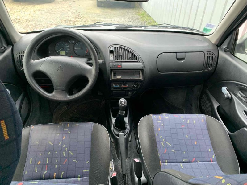 CITROEN SAXO 2001. Notre service de location avec chauffeur professionnel Auto Dakar met à votre disposition des conducteurs expérimentés et parfaitement formés. Cette prestation haut de gamme est idéale pour vos déplacements d'affaires, événements spéciaux ou découverte touristique du Sénégal.