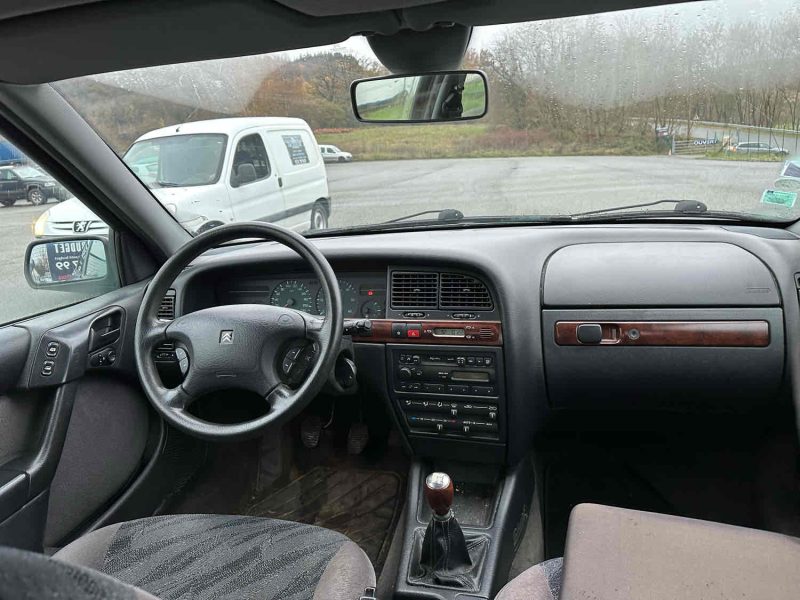 CITROEN XANTIA 1999. Notre service de location avec chauffeur professionnel Auto Dakar met à votre disposition des conducteurs expérimentés et parfaitement formés. Cette prestation haut de gamme est idéale pour vos déplacements d'affaires, événements spéciaux ou découverte touristique du Sénégal.