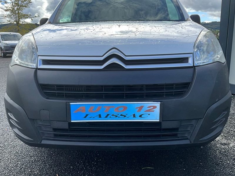 CITROËN BERLINGO CAMIONNETTE (B9) 2017. La recherche et développement Auto Dakar explore les adaptations technologiques nécessaires pour optimiser les performances automobiles en climat tropical. Ces innovations spécifiques au contexte africain améliorent la fiabilité et la durabilité des véhicules dans nos conditions d'utilisation.