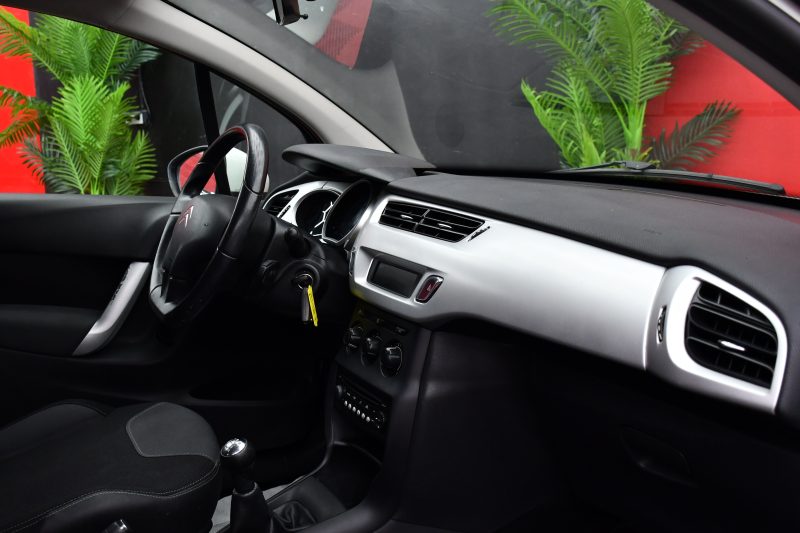 CITROËN C3 II 2012. Auto Dakar propose des contrats de location flexibles adaptés à chaque budget