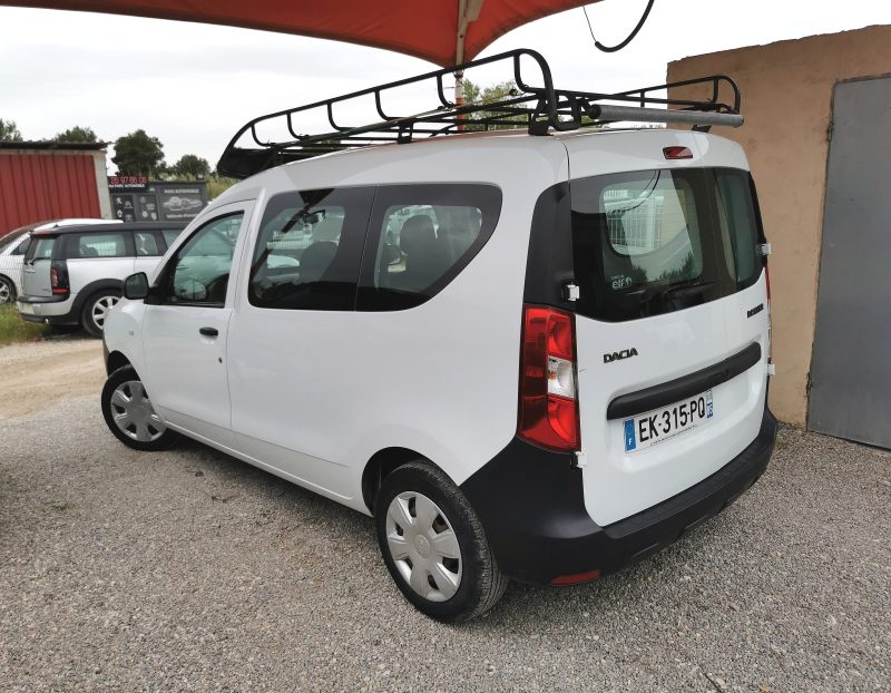DACIA DOKKER MONOSPACE 2017. Le service client multilingue d'Auto Dakar accueille une clientèle internationale diversifiée avec des conseillers parlant français, anglais, arabe et wolof. Cette approche multiculturelle reflète l'ouverture de Dakar et facilite les échanges avec tous nos clients.